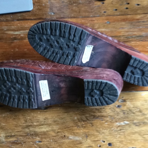 Allison Chase Old School Clogs - Picture 3 of 5